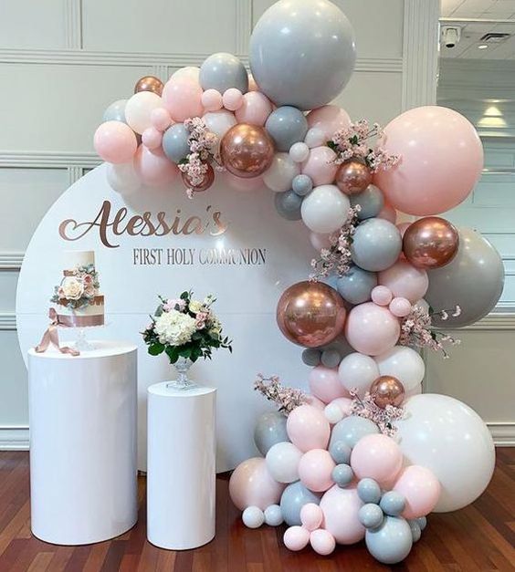 Decoración con globos para la mesa del pastel