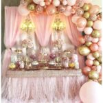 Mesas de dulces para quince años decoradas con globos