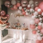 Entradas de quince años decoradas con globos