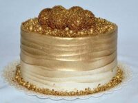 28 diseños de pasteles dorados para xv años