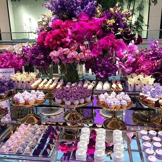 mesa de dulces color lila