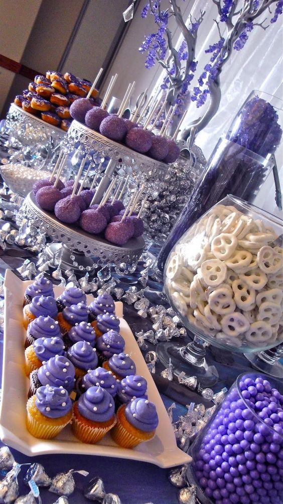 mesa de dulces con cupcakes