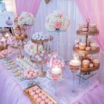 mesa de dulces con cupcakes