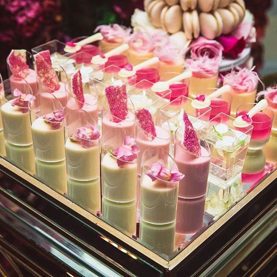 mesa de dulces con gelatina