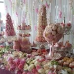 mesa de dulces para quince años con torres de fresa