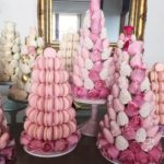 mesa de dulces para quince años con torres de fresa