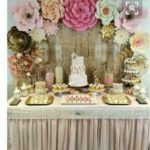 mesa para dulces de 15 con flores
