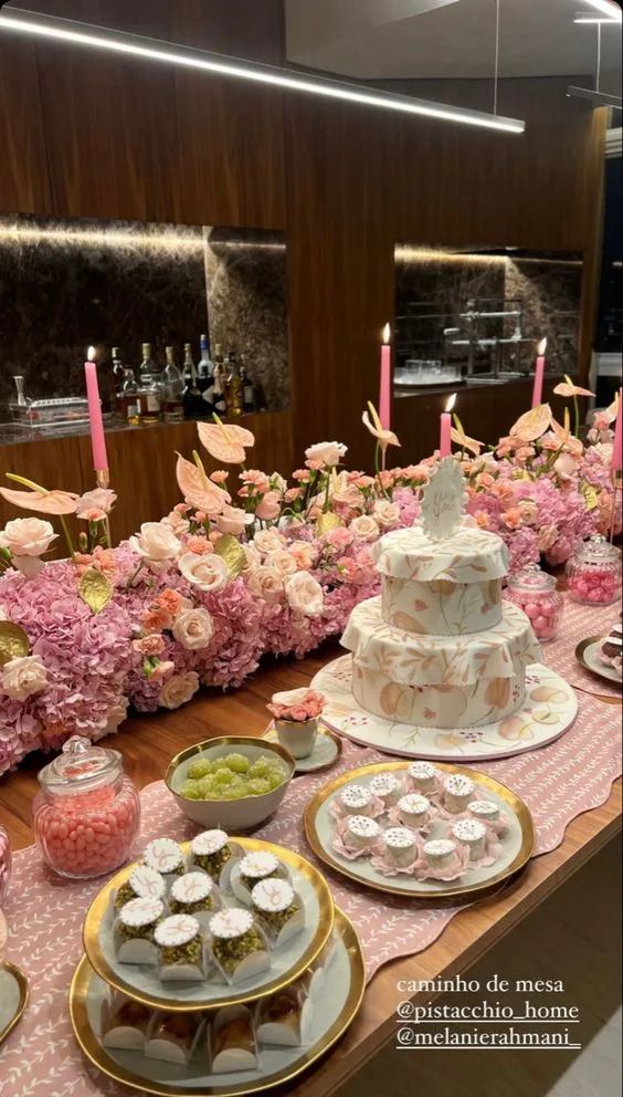 Mesa de dulces con postres decorados con flores