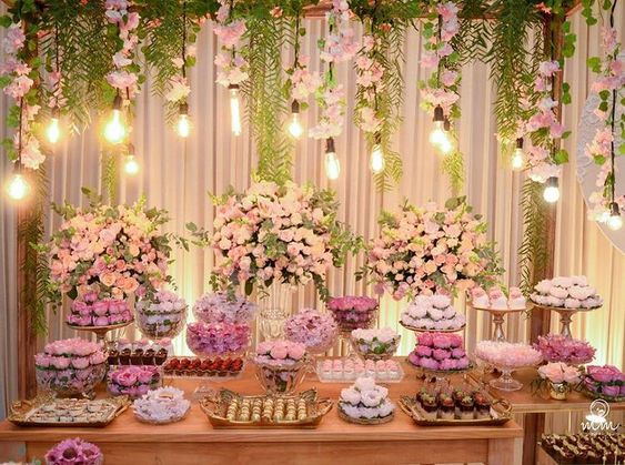 Mesa de dulces para XV con flores de papel