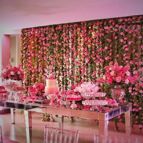 Mesa de dulces para XV con flores de papel
