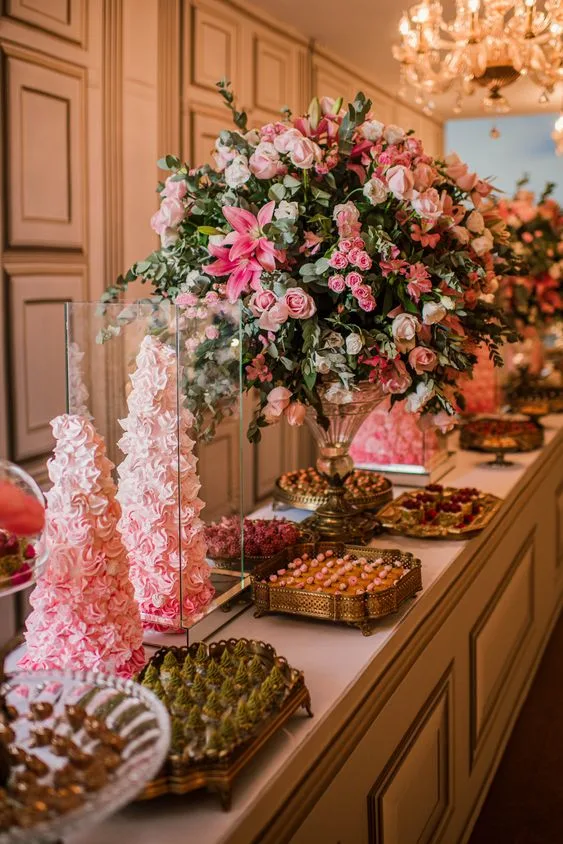 Mesa de dulces para quince años floral decorada con guirnaldas
