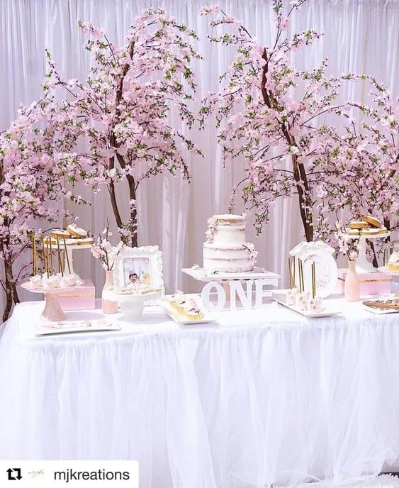 mesa de dulces para xv con flores artificiales