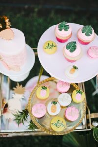 Ideas para la mesa de postres de una Fiesta tropical en tonos pastel