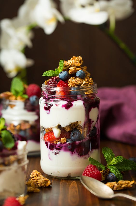 vasos de yogurt granola y fruta para el candy bar