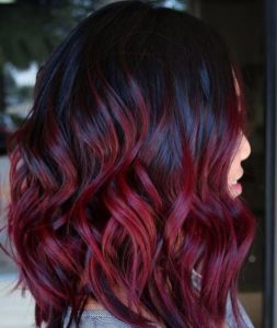 Ideas de como llevar el color cherry wine si tienes el cabello ondulado