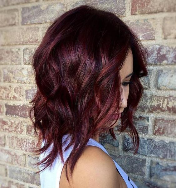 Ideas de como llevar el color cherry wine si tienes el cabello ondulado