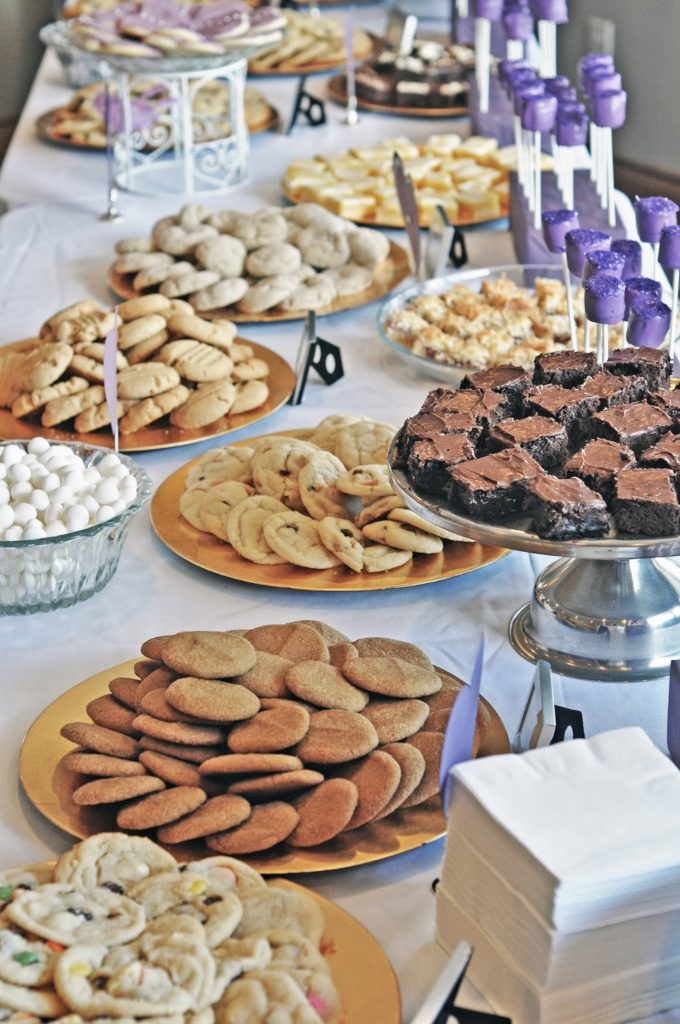 Mesas de dulces para 15 años sencillas con galletas