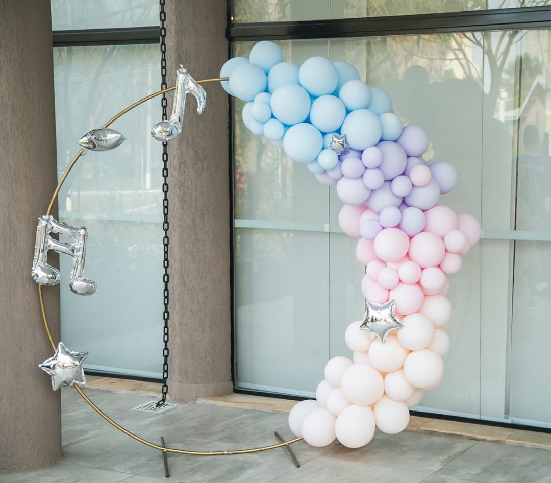 Decoración con globos para quinceaños de bts 