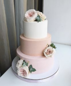 Pasteles sencillos para fiestas de quince años de tres pisos y rosas