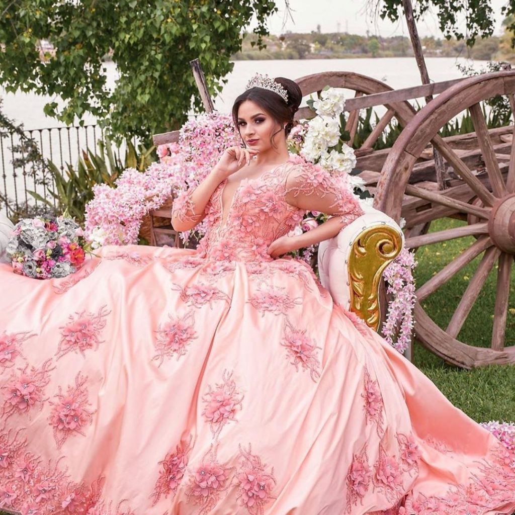 Vestidos para xv años tono rosa milenial - con flores elegantes