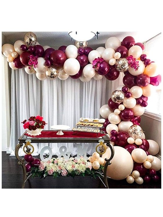 Mesa principal de 15 años decorada con globos