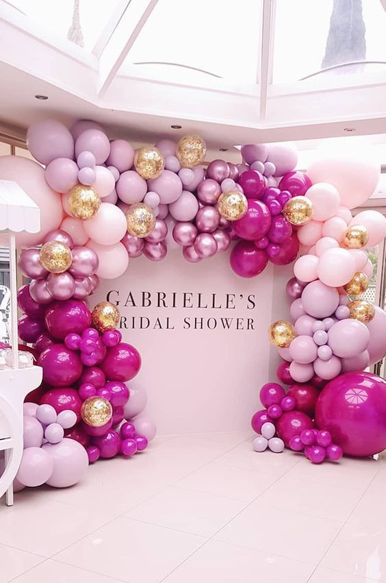 Decoraciones con globos y flores para 15 años