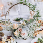 Centros de mesa con aros y flores
