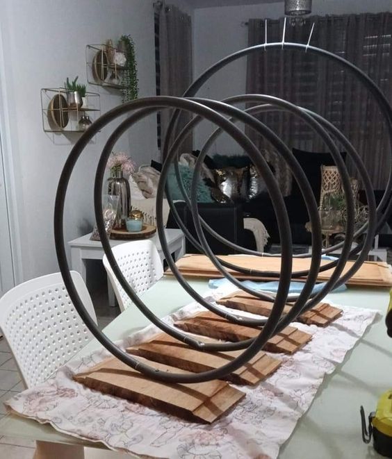 Diseños de centros de mesa con aros de madera