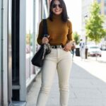 Outfits casuales con jeans suéteres tejidos y botines camel