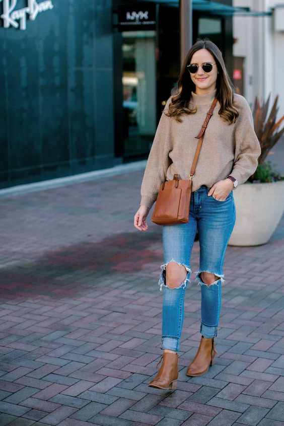 Outfits casuales con jeans suéteres tejidos y botines camel