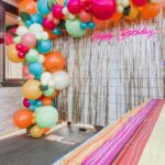 Ideas para decorar una fiesta con colores brillantes