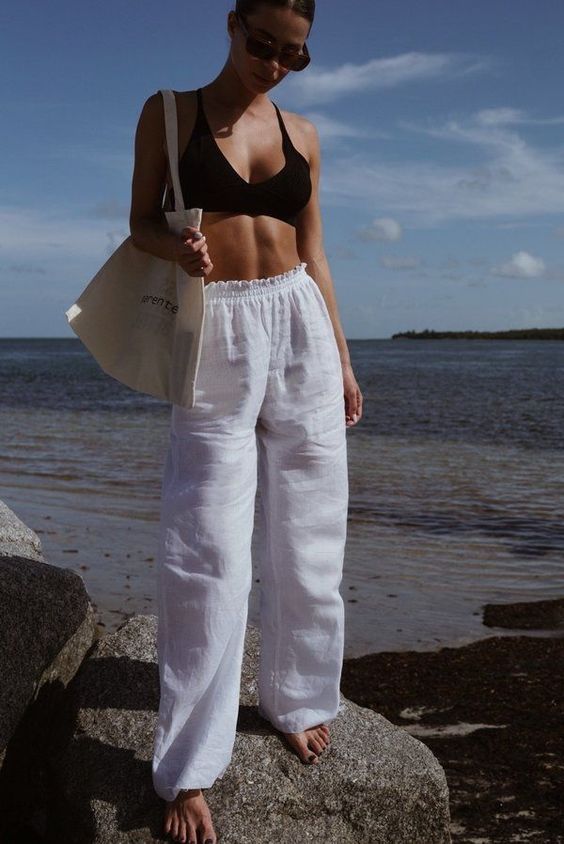 Looks de playa con pantalón blanco