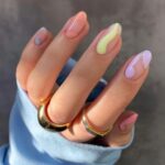Diseños de uñas con ondas en colores