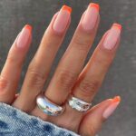 Hermosas uñas con tonos brillantes
