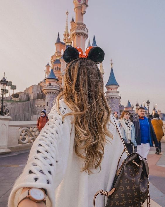 Outfits con bolsas y mochilas prácticas para ir a Disney