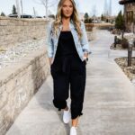 Outfits con jumpsuit negro y tenis