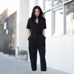 Outfits con jumpsuit negro y tenis