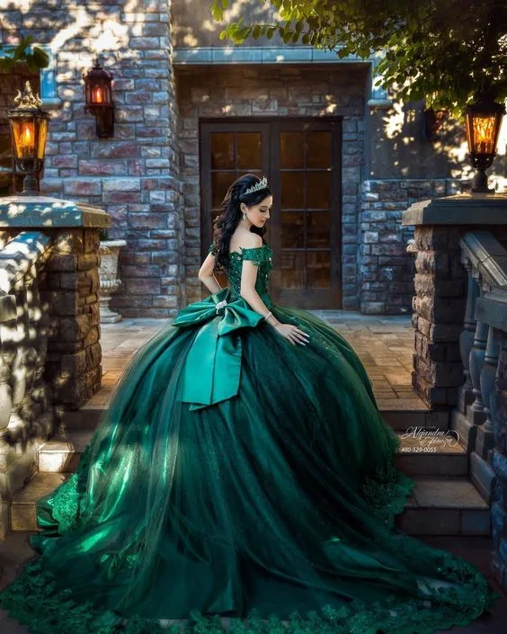 vestidos de 15 años verde esmeralda con plateado